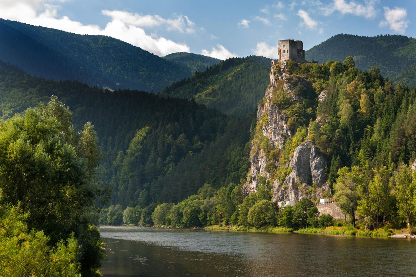 Burg Strečno Die Burg Strecno thront auf einem Felsen, Slowakei