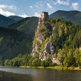 Die Burg Strecno thront auf einem Felsen, Slowakei