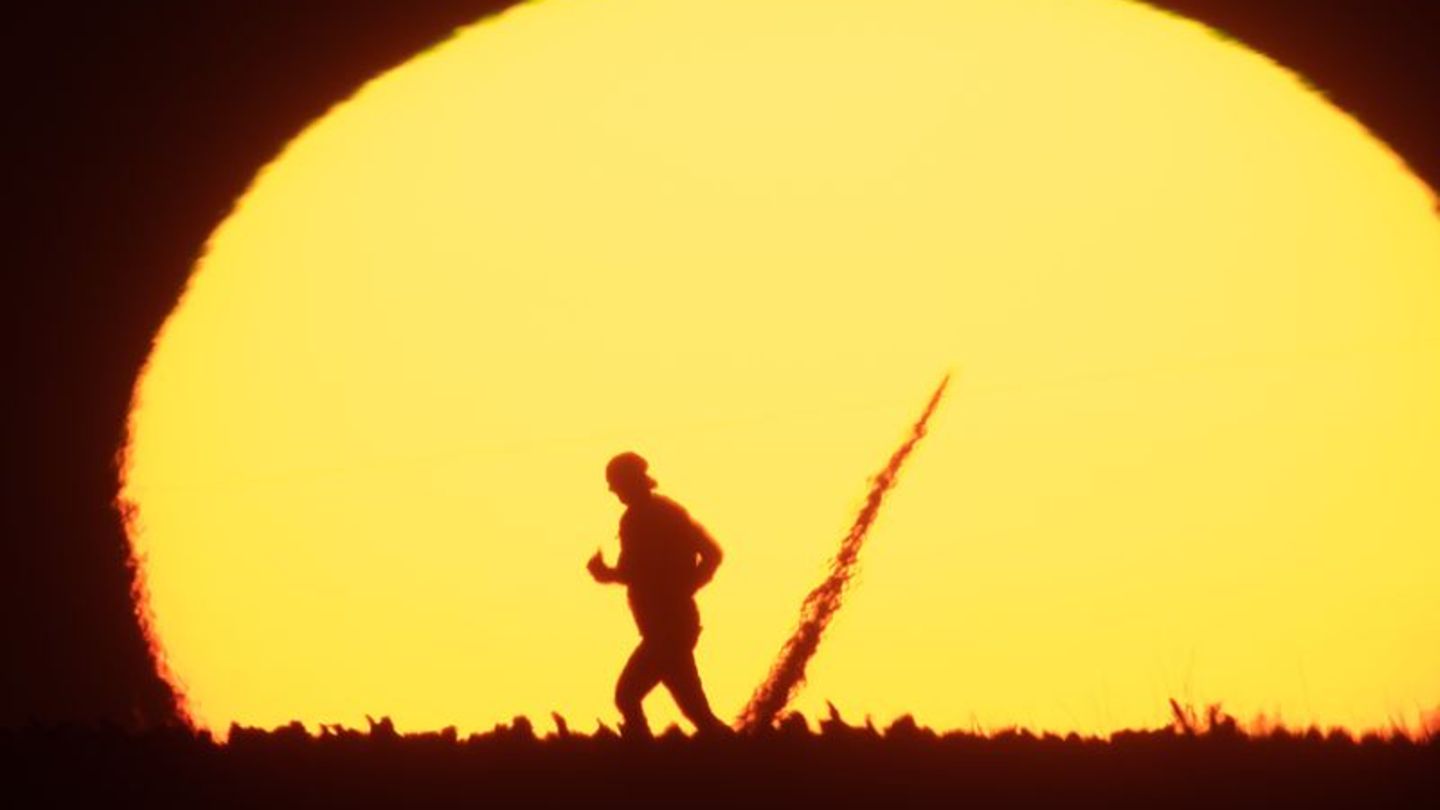 Silhouette eines Manns bei Sonnenaufgang