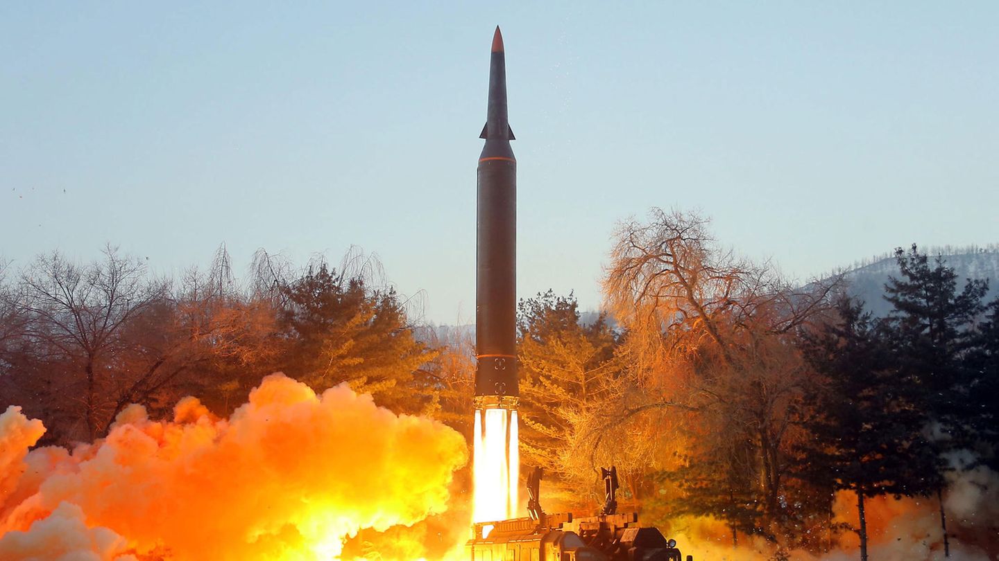 Militärtechnik: Das Bild eines Abschusses wurde von der staatlichen nordkoreanischen Nachrichtenagentur KCNA verbreitet. Was genau es zeigt, kann nicht verifiziert werden Das Bild eines Abschusses wurde von der staatlichen nordkoreanischen Nachrichtenagentur KCNA verbreitet. Was genau es zeigt, kann nicht verifiziert werden