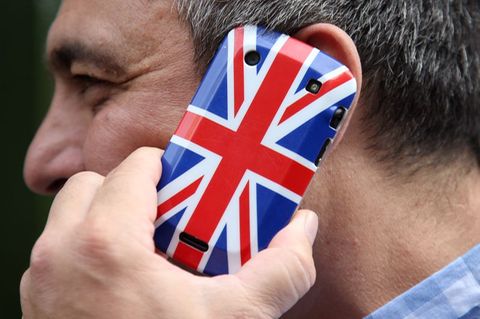 Mann am Smartphone mit Großbritannien-Flaggenmotiv