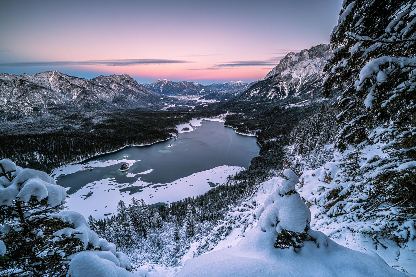 GEO LESERFOTO: 10.01.20222 "Dieses Bild entstand bei Sonnenuntergang am Eibsee." Kamera: Nikon D850 mit dem Nikkor 14-24mm Mehr Fotos von Holger Schultz 10.01.20222 "Dieses Bild entstand bei Sonnenuntergang am Eibsee." Kamera: Nikon D850 mit dem Nikkor 14-24mm Mehr Fotos von Holger Schultz