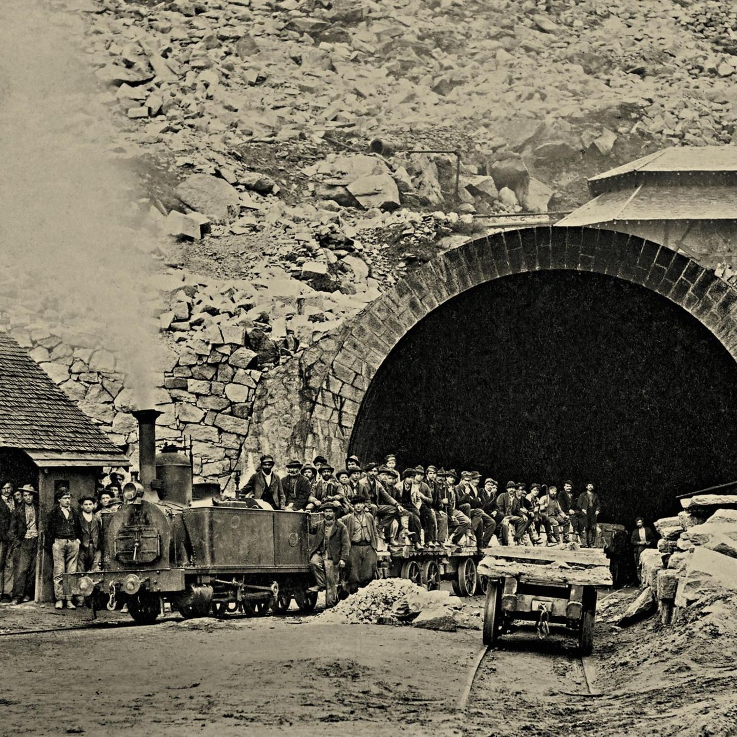 Um 1880 am nördlichen Eingang des Tunnels in Göschenen. Von hier – und zugleich vom Tessin im Süden aus – sprengen Männer die 15 Kilometer lange Querung durch den Fels