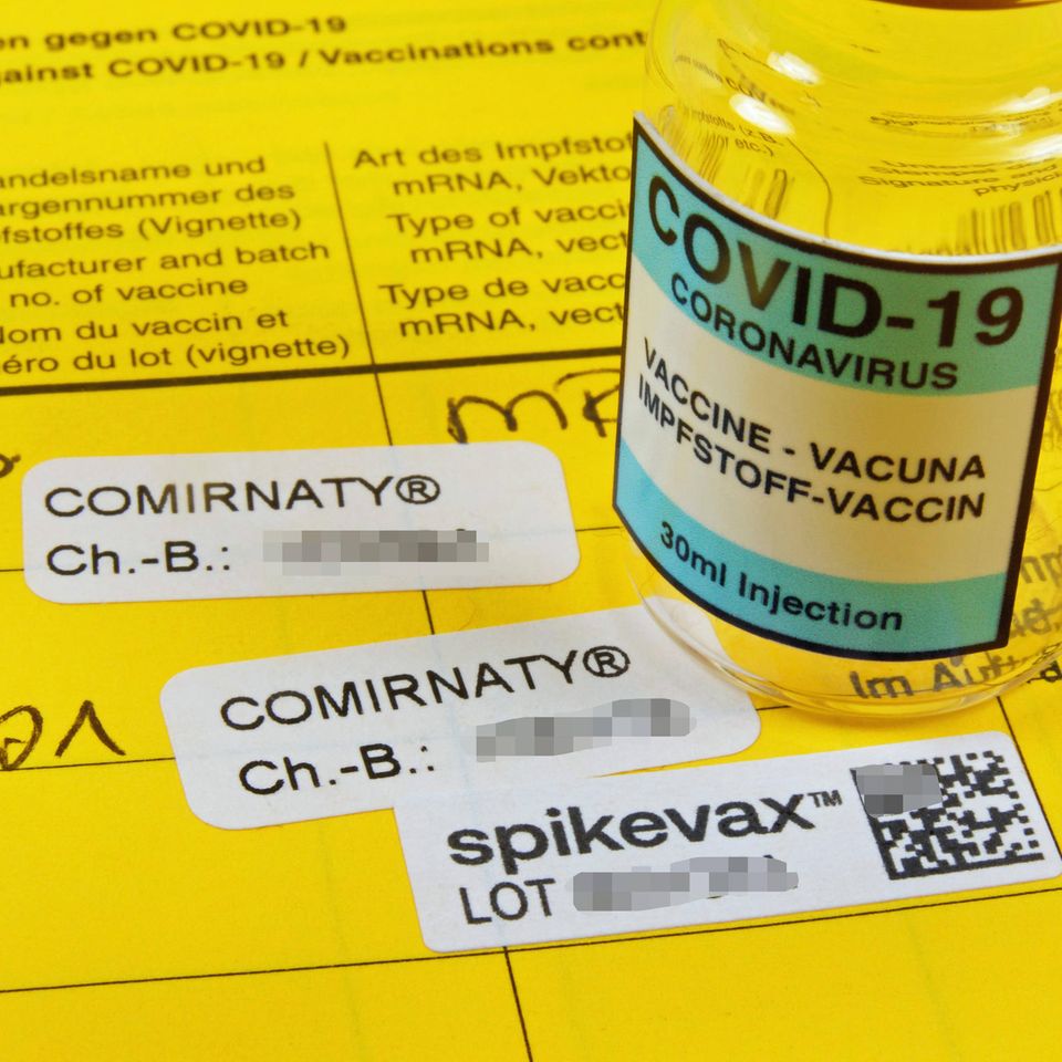 Booster Covid-19 Eintrag in einem Impfpass nach Impfung mit Moderna Impfstoff mit Impfampulle.