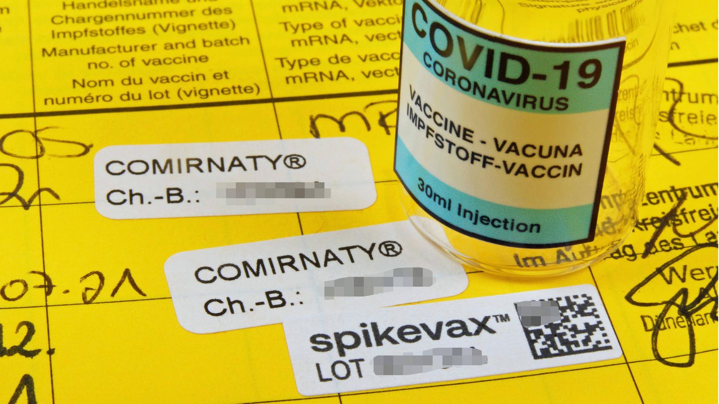 Booster Covid-19 Eintrag in einem Impfpass nach Impfung mit Moderna Impfstoff mit Impfampulle.