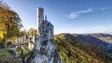 14.01.2022  "Hoch oben über dem kleinen Örtchen Honau im Landkreis Reutlingen thront das Schloss Lichtenstein, welches sich hier perfekt in die farbenprächtigen Kulisse einfügt."  Kamera: Canon EOS R5 mit Tamron 17-35mm F2.8-4.0  Mehr Fotos von Nina Mareen Engelhardt