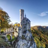 14.01.2022  "Hoch oben über dem kleinen Örtchen Honau im Landkreis Reutlingen thront das Schloss Lichtenstein, welches sich hier perfekt in die farbenprächtigen Kulisse einfügt."  Kamera: Canon EOS R5 mit Tamron 17-35mm F2.8-4.0  Mehr Fotos von Nina Mareen Engelhardt