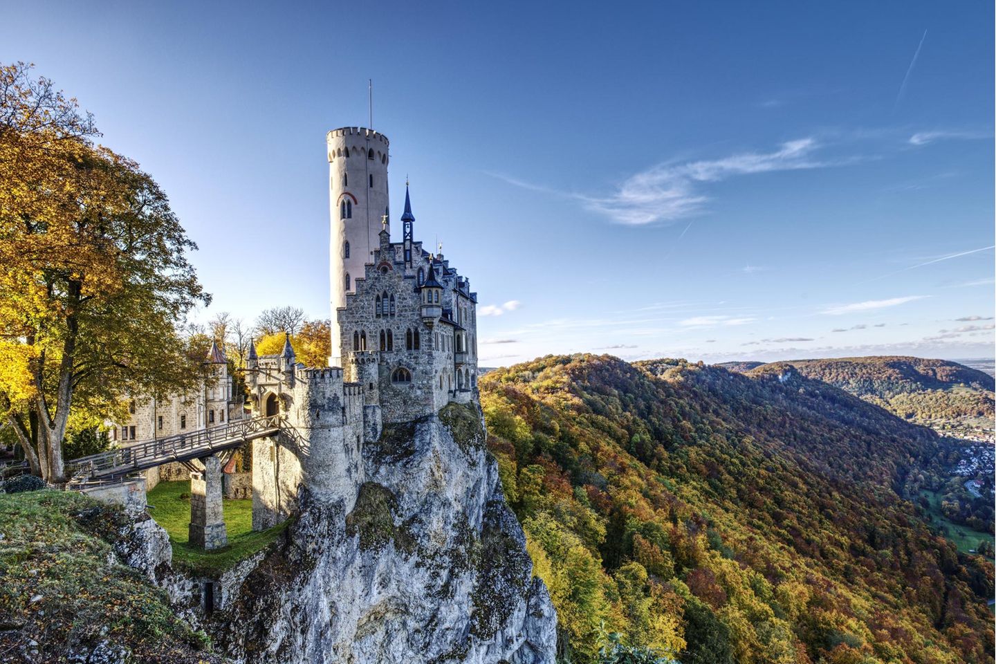 Schloss Lichtenstein 14.01.2022 "Hoch oben über dem kleinen Örtchen Honau im Landkreis Reutlingen thront das Schloss Lichtenstein, welches sich hier perfekt in die farbenprächtigen Kulisse einfügt." Kamera: Canon EOS R5 mit Tamron 17-35mm F2.8-4.0 Mehr Fotos von Nina Mareen Engelhardt