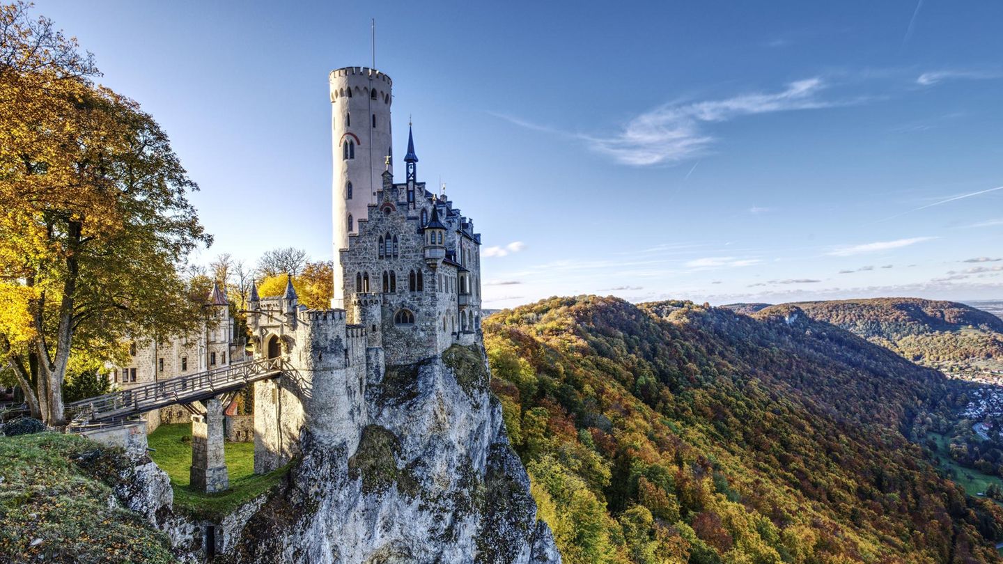 Schloss Lichtenstein 14.01.2022 "Hoch oben über dem kleinen Örtchen Honau im Landkreis Reutlingen thront das Schloss Lichtenstein, welches sich hier perfekt in die farbenprächtigen Kulisse einfügt." Kamera: Canon EOS R5 mit Tamron 17-35mm F2.8-4.0 Mehr Fotos von Nina Mareen Engelhardt