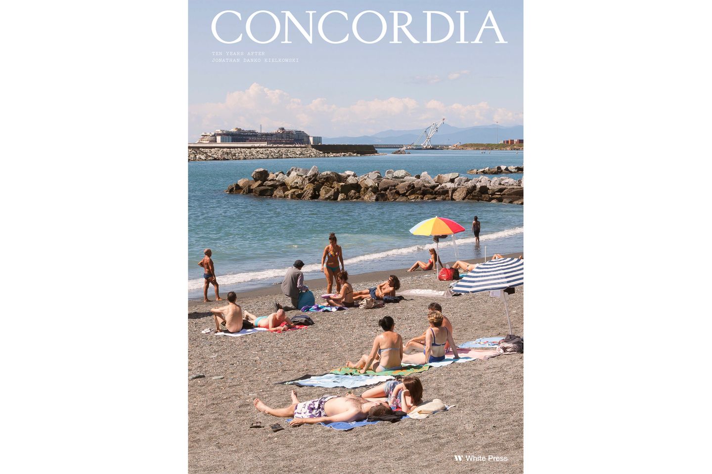 Costa Concordia: Am 13. Januar 2012, also vor ziemlich genau 10 Jahren havarierte das Kreuzfahrtschiff Costa Concordia unter dramatischen Umständen vor der toskanischen Insel Giglio. Im Januar 2016 hat der White Press Verlag das mittlerweile ausverkaufte Künstlerbuch CONCORDIA gemeinsam mit dem Fotografen Jonathan Danko Kielkowski herausgegeben – es zeigt bis dahin unveröffentlichte Bilder aus dem Inneren des ehemals größten Mittelmeer Schiffes. Die Künstler nehmen nun den zehnten Jahrestag des Unglücks zum Anlass für eine weitere Veröffentlichung zum Thema. CONCORDIA – 10 Years After Zum Preis von 25,00€ ab dem 13.01.2022 online bestellbar beim White Press Verlag Am 13. Januar 2012, also vor ziemlich genau 10 Jahren havarierte das Kreuzfahrtschiff Costa Concordia unter dramatischen Umständen vor der toskanischen Insel Giglio. Im Januar 2016 hat der White Press Verlag das mittlerweile ausverkaufte Künstlerbuch CONCORDIA gemeinsam mit dem Fotografen Jonathan Danko Kielkowski herausgegeben – es zeigt bis dahin unveröffentlichte Bilder aus dem Inneren des ehemals größten Mittelmeer Schiffes. Die Künstler nehmen nun den zehnten Jahrestag des Unglücks zum Anlass für eine weitere Veröffentlichung zum Thema. CONCORDIA – 10 Years After Zum Preis von 25,00€ ab dem 13.01.2022 online bestellbar beim White Press Verlag