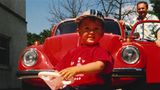 Es ist rot, schon von weitem deutlich hörbar und extrem robust: Das Bobby-Car kennt so gut wie jedes Kind. Auch bei Erwachsenen sind die kleinen Rutschautos Kult, denn viele von ihnen rollten selbst schon damit durch die Gegend. Vor 50 Jahren wurde das Bobby-Car erstmals auf der Spielwarenmesse in Nürnberg vorgestellt. Seitdem hat es Garagen, Kinderzimmer und so manche Rennpiste erobert.