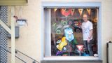 Holger Späth, 51 Jahre, von Beruf Metzger, zum Beispiel: Er ist ein Riesen-Fan. Der Hesse fährt nicht nur seit langem Bobby-Car-Rennen, sondern sammelt auch alles rund um das legendäre Plastikauto. Mehr als 300 Exponate hat er in seinem eigenen Bobby-Car-Museum in Braunfels - knapp 70 Kilometer nordöstlich von Frankfurt - versammelt: vom Original von 1972 bis zum handsignierten Sondermodell.