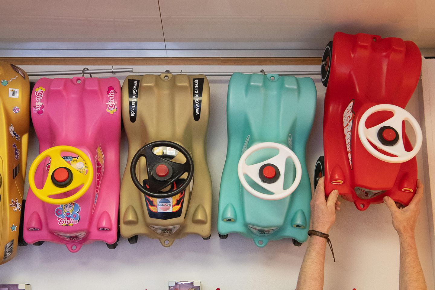 Beliebtes Spielzeug: Als das Bobby-Car vor 50 Jahren auf den Markt kam, gab es für kleine Kinder vor allem nur das Dreirad. Heute konkurriert es mit Laufrädern für Minis, dreirädrigen Rollern und allerlei Rutschautos. Trotzdem ist die Nachfrage nach dem Bobby-Car nach Angaben des Herstellers ungebrochen. "Es ist das typische Geschenk zur Geburt oder spätestens zum 1. Geburtstag", erklärt Big-Geschäftsführer Thomas Röttenbacher. "Wir profitieren auch davon, dass die Generationen, die mit dem Bobby-Car aufgewachsen sind, jetzt selbst Eltern oder teilweise schon Großeltern sind." Als das Bobby-Car vor 50 Jahren auf den Markt kam, gab es für kleine Kinder vor allem nur das Dreirad. Heute konkurriert es mit Laufrädern für Minis, dreirädrigen Rollern und allerlei Rutschautos. Trotzdem ist die Nachfrage nach dem Bobby-Car nach Angaben des Herstellers ungebrochen. "Es ist das typische Geschenk zur Geburt oder spätestens zum 1. Geburtstag", erklärt Big-Geschäftsführer Thomas Röttenbacher. "Wir profitieren auch davon, dass die Generationen, die mit dem Bobby-Car aufgewachsen sind, jetzt selbst Eltern oder teilweise schon Großeltern sind."
