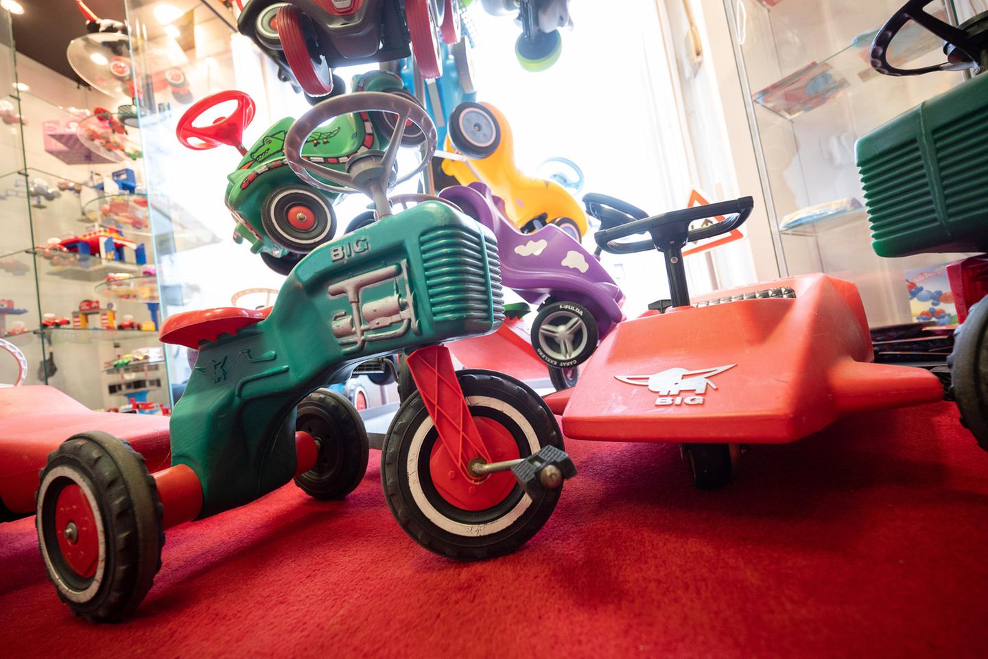 Beliebtes Spielzeug: Mehr als 20 Millionen Bobby-Cars sind beim Hersteller Big bisher vom Band gelaufen. Etwa 2000 Stück werden täglich in dem Werk in Burghaslach direkt an der Autobahn 3 zwischen Nürnberg und Würzburg produziert - und längst nicht mehr nur der knallrote Klassiker. Mehr als 100 verschiedene, zum Teil limitierte Modelle gab es bislang: in zahlreichen Farben, als Feuerwehr- oder Polizei-Edition oder gestaltet von namhaften Künstlern oder Designern wie James Rizzi und Philippe Starck. Mehr als 20 Millionen Bobby-Cars sind beim Hersteller Big bisher vom Band gelaufen. Etwa 2000 Stück werden täglich in dem Werk in Burghaslach direkt an der Autobahn 3 zwischen Nürnberg und Würzburg produziert - und längst nicht mehr nur der knallrote Klassiker. Mehr als 100 verschiedene, zum Teil limitierte Modelle gab es bislang: in zahlreichen Farben, als Feuerwehr- oder Polizei-Edition oder gestaltet von namhaften Künstlern oder Designern wie James Rizzi und Philippe Starck.
