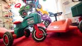 Mehr als 20 Millionen Bobby-Cars sind beim Hersteller Big bisher vom Band gelaufen. Etwa 2000 Stück werden täglich in dem Werk in Burghaslach direkt an der Autobahn 3 zwischen Nürnberg und Würzburg produziert - und längst nicht mehr nur der knallrote Klassiker. Mehr als 100 verschiedene, zum Teil limitierte Modelle gab es bislang: in zahlreichen Farben, als Feuerwehr- oder Polizei-Edition oder gestaltet von namhaften Künstlern oder Designern wie James Rizzi und Philippe Starck.