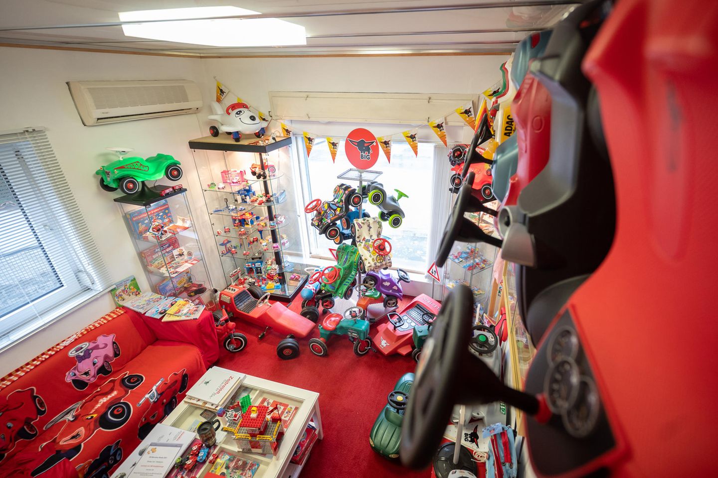 Beliebtes Spielzeug: Im Gegensatz zu anderen Kinderfahrzeugen, die nur in einer bestimmten Zeitspanne interessant seien, sei das Bobby-Car im Grunde alterslos, meint Texter, Chefredakteur der Fachzeitschrift "Planet Toys". "Da kann man noch mit 10 Jahren drauf rumknattern", hat er bei seinen Kindern beobachtet: "Die knien drauf, damit sie richtig Tempo kriegen." Und auch Erwachsene können mit dem Bobby-Car noch jede Menge Spaß haben, wie sich nicht nur in diversen Videos auf TikTok beobachten lässt. Im Gegensatz zu anderen Kinderfahrzeugen, die nur in einer bestimmten Zeitspanne interessant seien, sei das Bobby-Car im Grunde alterslos, meint Texter, Chefredakteur der Fachzeitschrift "Planet Toys". "Da kann man noch mit 10 Jahren drauf rumknattern", hat er bei seinen Kindern beobachtet: "Die knien drauf, damit sie richtig Tempo kriegen." Und auch Erwachsene können mit dem Bobby-Car noch jede Menge Spaß haben, wie sich nicht nur in diversen Videos auf TikTok beobachten lässt.