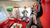 Im Gegensatz zu anderen Kinderfahrzeugen, die nur in einer bestimmten Zeitspanne interessant seien, sei das Bobby-Car im Grunde alterslos, meint Texter, Chefredakteur der Fachzeitschrift "Planet Toys". "Da kann man noch mit 10 Jahren drauf rumknattern", hat er bei seinen Kindern beobachtet: "Die knien drauf, damit sie richtig Tempo kriegen." Und auch Erwachsene können mit dem Bobby-Car noch jede Menge Spaß haben, wie sich nicht nur in diversen Videos auf TikTok beobachten lässt.