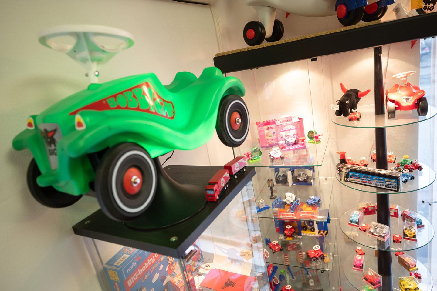 Beliebtes Spielzeug: Ja, die Schuhe, die sind sowieso ein Thema beim Bobby-Car. Sohlen und Schuhspitzen werden zum Ärger mancher Eltern auch schon beim normalen Fahren kräftig abgenutzt. Der Hersteller bietet deshalb schon länger spezielle Schuhschoner an. Und auch für die Nerven lärmempfindlicher Nachbarn gibt es Entlastung: Flüsterreifen dämpfen inzwischen die fürs Bobby-Car typischen Polter-Geräusche. Ja, die Schuhe, die sind sowieso ein Thema beim Bobby-Car. Sohlen und Schuhspitzen werden zum Ärger mancher Eltern auch schon beim normalen Fahren kräftig abgenutzt. Der Hersteller bietet deshalb schon länger spezielle Schuhschoner an. Und auch für die Nerven lärmempfindlicher Nachbarn gibt es Entlastung: Flüsterreifen dämpfen inzwischen die fürs Bobby-Car typischen Polter-Geräusche.
