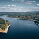 Blick von oben auf den Stausee La Gileppe im Hohen Venn