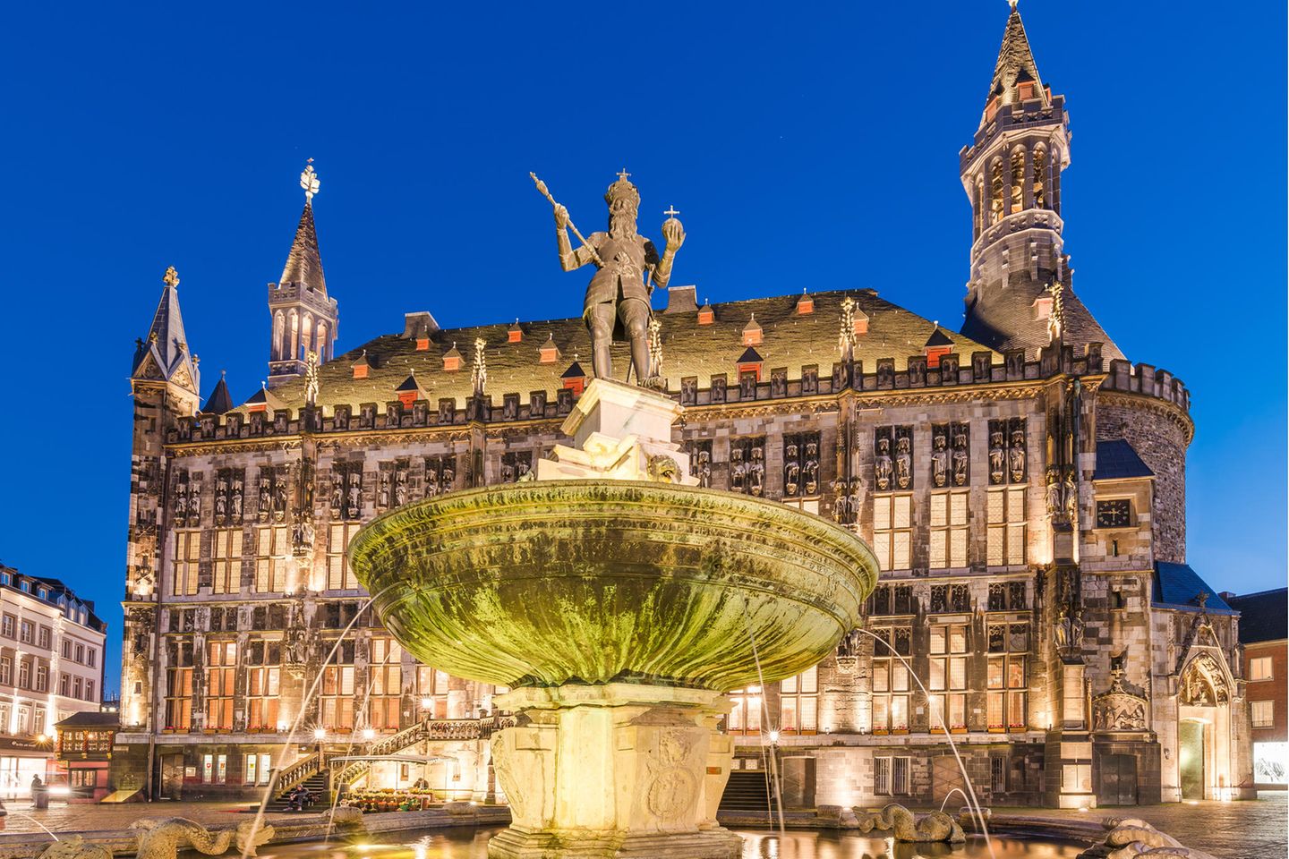 Platz 9: Aachen mit 25,02 Restaurants pro 100.000 Einwohner*innen Aachener Rathhaus