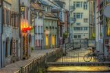 Straße und Fließgewässer in Freiburg im Breisgau