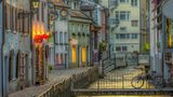 Straße und Fließgewässer in Freiburg im Breisgau
