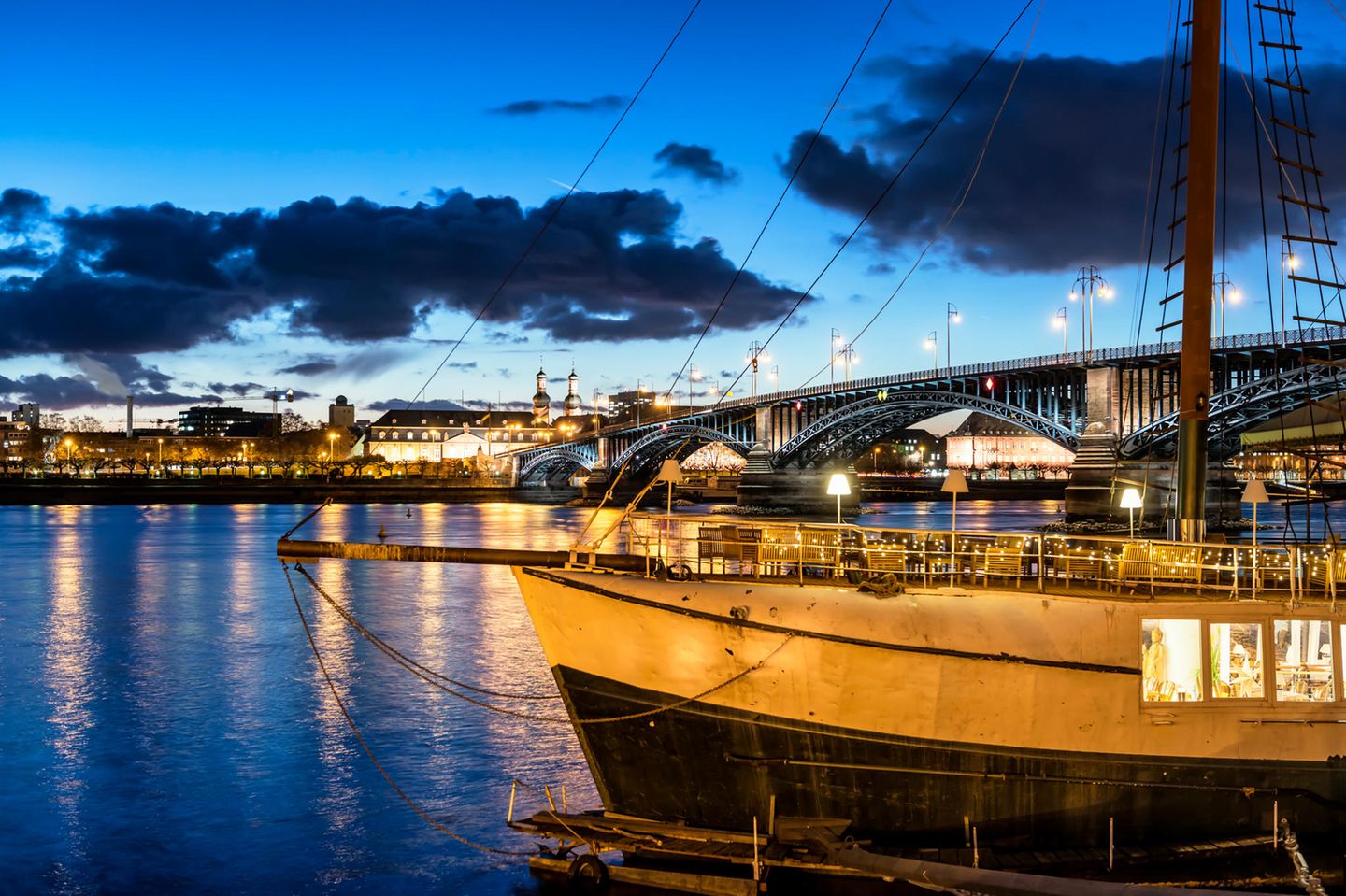 Platz 4: Mainz mit 32,94 Restaurants pro 100.000 Einwohner*innen Schiff auf dem Rhein