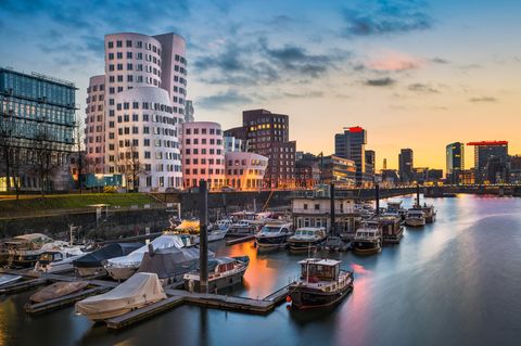 Platz 3: Düsseldorf mit  34,89 Restaurants pro 100.000 Einwohner*innen Gehry-Bauten Düsseldorf und Medienhafen