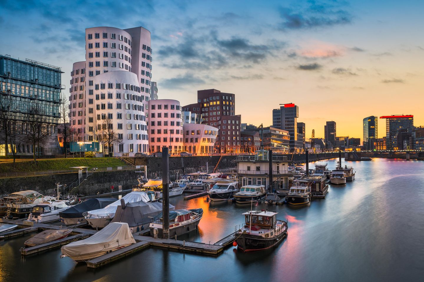 Platz 3: Düsseldorf mit 34,89 Restaurants pro 100.000 Einwohner*innen Gehry-Bauten Düsseldorf und Medienhafen