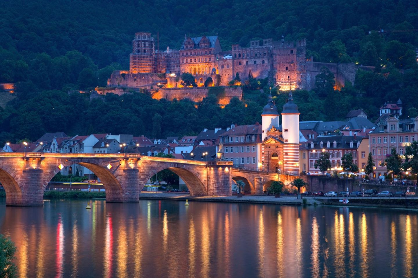 Platz 1: Heidelberg mit 101,56 Restaurants pro 100.000 Einwohner*innen ie alte Brücke und Heidelberg
