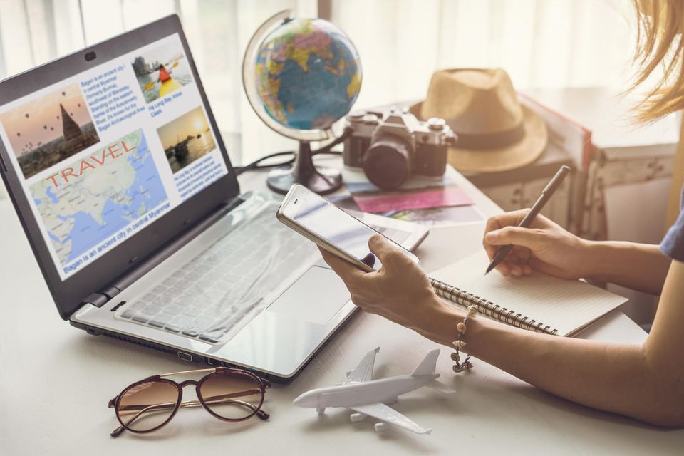 Angebotsvielfalt, Beratung und Erreichbarkeit: Darin unterscheidet sich die Urlaubsbuchung in einem Reisebüro zur Buchung in einem Onlineportal.