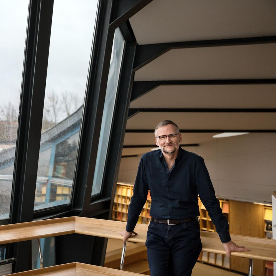 Um eine Entscheidung aus anderer Perspektive zu betrachten, soll man sich vorstellen, wie man sie in zehn Jahren vermutlich bewerten wird, rät Ralph Hertwig