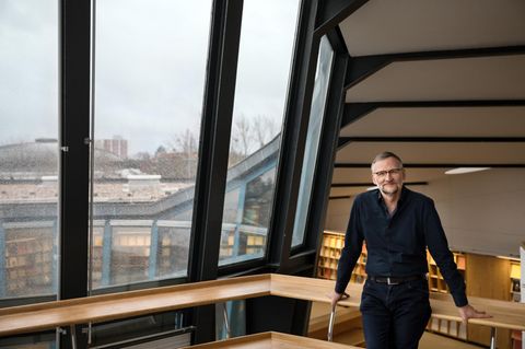 Um eine Entscheidung aus anderer Perspektive zu betrachten, soll man sich vorstellen, wie man sie in zehn Jahren vermutlich bewerten wird, rät Ralph Hertwig