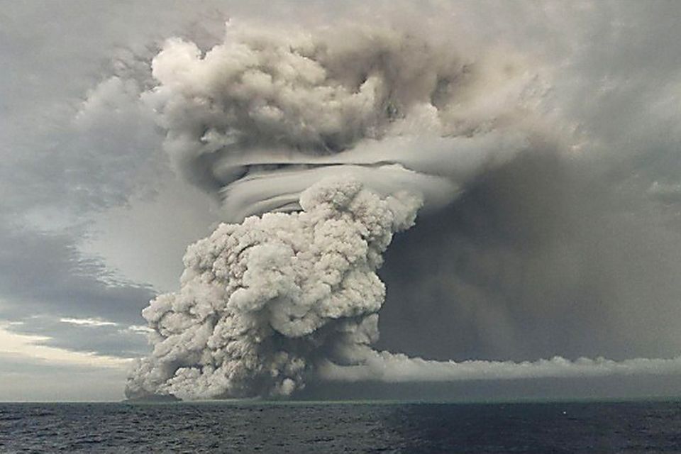 Kurz vor seinem heftigsten Ausbruch fotografierten Geologen aus Tonga den bereits Asche spuckenden Vulkan