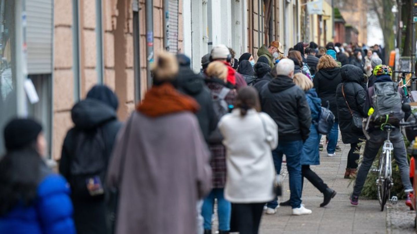 Schlangen vor Testzentrum