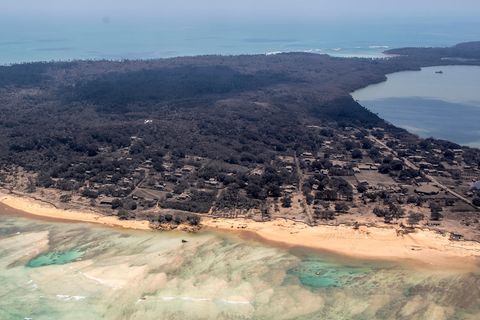 Foto zeigt aschebedeckte Häuser und Gebäude nach einem Vulkanausbruch in Tonga