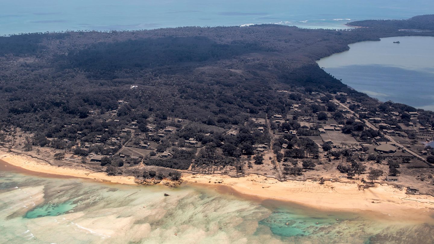 Foto zeigt aschebedeckte Häuser und Gebäude nach einem Vulkanausbruch in Tonga