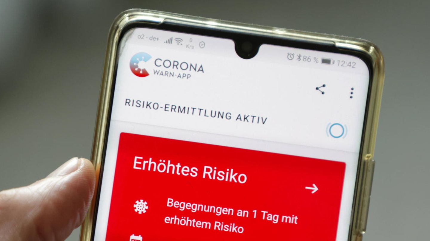 Eine Corona-Warn-App zeigt auf einem Handy ein erhöhtes Risiko an, mit einer an Corona infizierten Person Kontakt gehabt zu haben