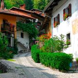 Blick auf schöne Häuser in Kobarid Slowenien