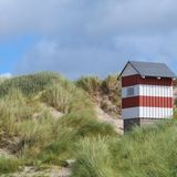 Kleines Häuschen am Strand im Nationalpark Thy in Dänemark