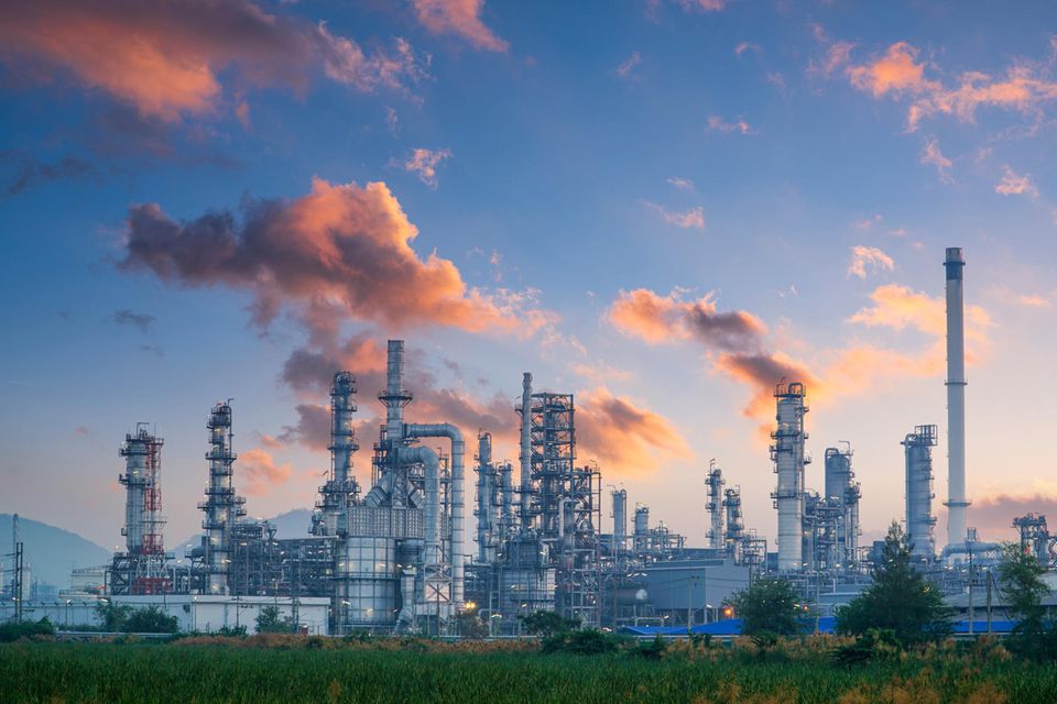 Petrochemische Industrieanlage: Expert*innen schätzen, dass sich die Produktion chemischer Stoffe bis zur Jahrhundertmitte verdreifacht