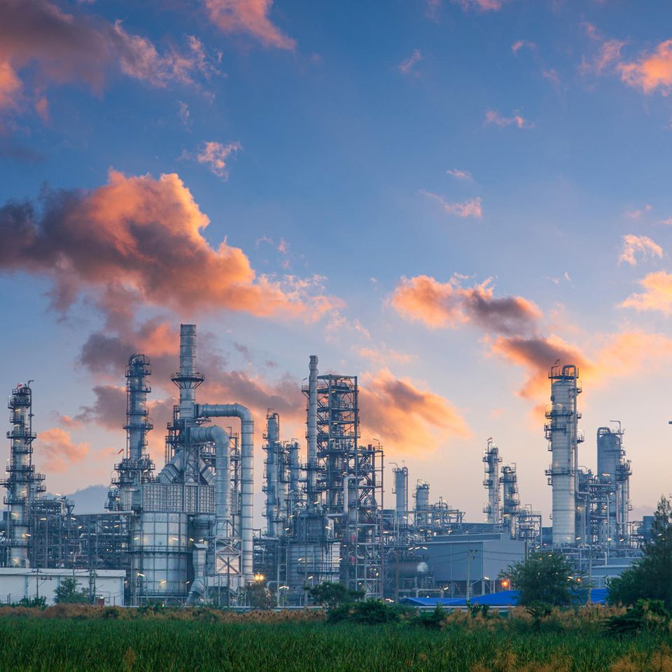 Petrochemische Industrieanlage: Expert*innen schätzen, dass sich die Produktion chemischer Stoffe bis zur Jahrhundertmitte verdreifacht