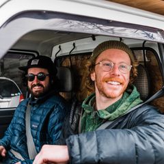 Freuen sich wie Schneekönige: Henry und Charlie beim Aufbruch zu neuen Abenteuern
