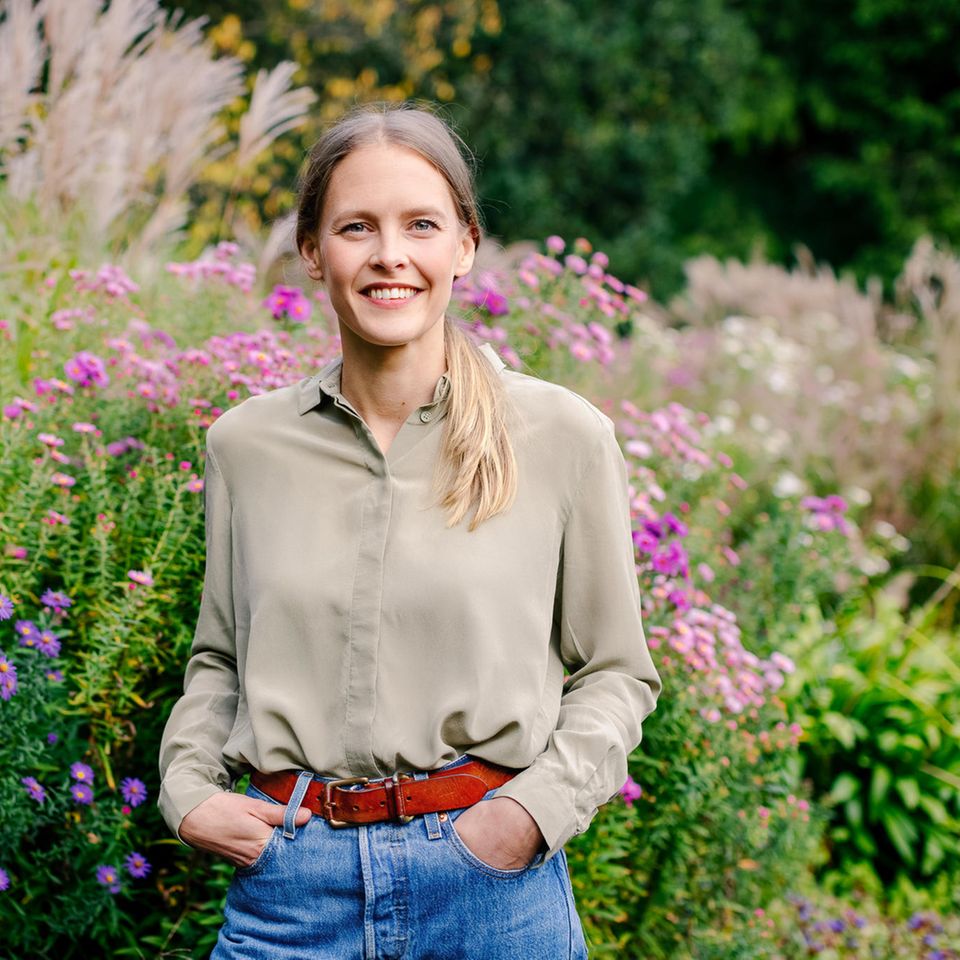 Katharina Heckendorf steht in einem Feld