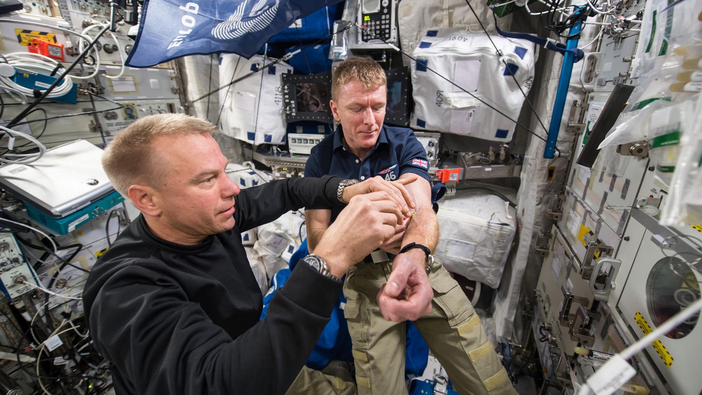 Astronaut bekommt Blut abgenommen