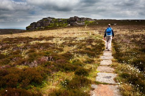 Wanderer auf dem Weg zum Old Stell Crag