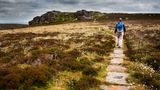 Wanderer auf dem Weg zum Old Stell Crag