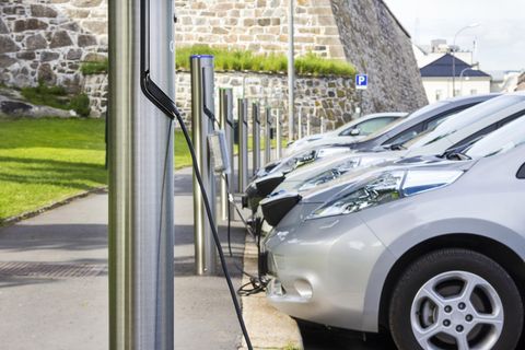 Silberne Elektroautos stehen parkend an Ladesäulen