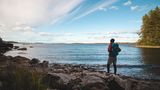 Wanderer am Lake Jatkonjarvi im Koli Nationalpark