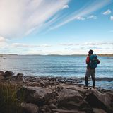 Wanderer am Lake Jatkonjarvi im Koli Nationalpark